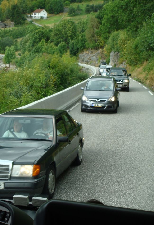 道幅は決して広くないので、対向車が通過するまで待ちます。<br />このような道をだらだら走り続けるより、ヘラからドラグスビックまでフェリーに乗った方が効率がいいので、フェリー乗り場に向かっているところです。<br /><br /><br />?へ続きます。<br />