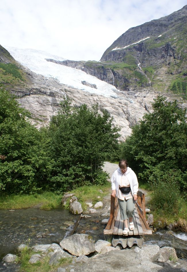 氷河の流れ出た水音を聞きながら橋を渡り、振り向いて写す。