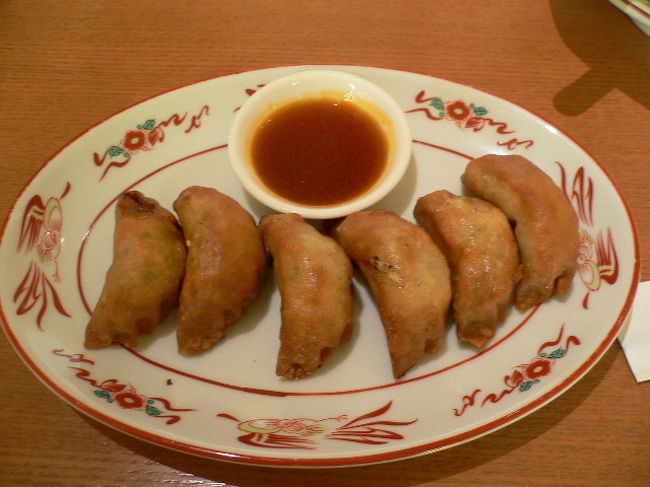 コマカ島から那覇市内へ戻ると、すでに3時前、<br />お腹もペコペコ、、、。<br /><br />思いついたのは、琉球ジャスコの3階に「ラグナガーデホテル」の中華料理の系列店が入ってるのを　ネットで見たような？？？<br /><br />ランチセットの揚げ餃子。<br />