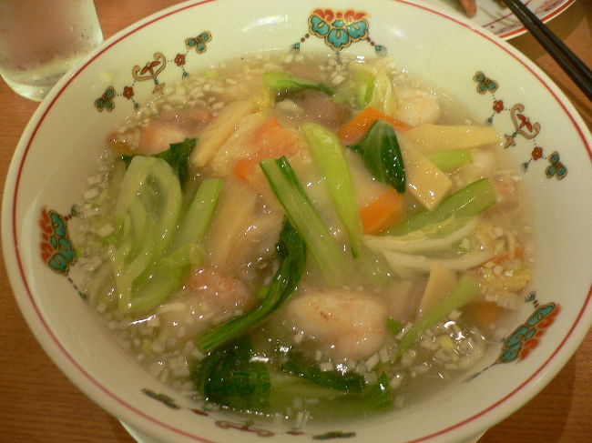 私が食べた「海老そば」<br /><br />これは大当たり、、海老ゴロゴロでした。<br />2品とも　美味しくいただきました。<br /><br />機会があれば　ここもリピート有です。<br /><br />ランチセットにはチャーハン、ドリンクも付いていました。(写真、撮り忘れた。)<br /><br />ショッピングセンター内のレストランなので<br />お値打ちで〜す。