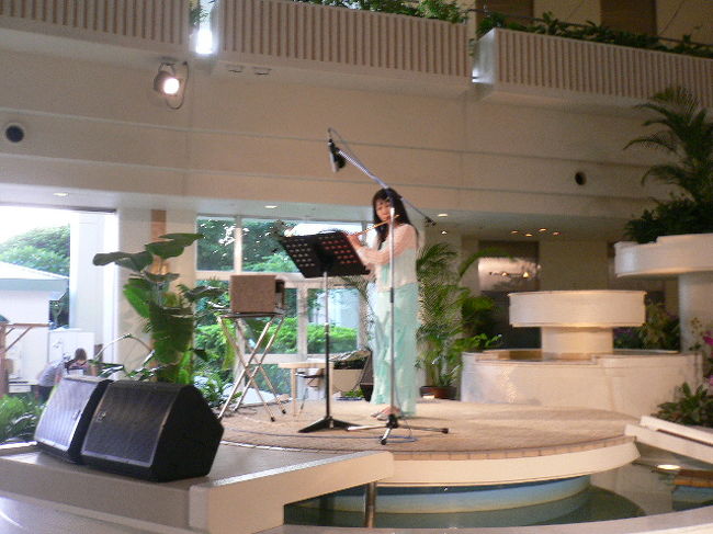 ホテルに戻り、夕食の予約までに大浴場＆アロママッサージへ<br /><br />もうすでに、夕方なので　ラウンジ前ではフルートの<br />生演奏が　始っていました。