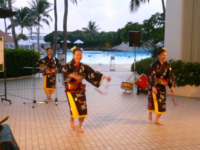 外庭では沖縄舞踊ショーをやってました。