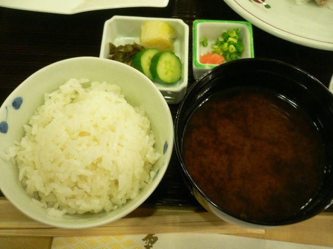 ご飯　赤だし、お漬物