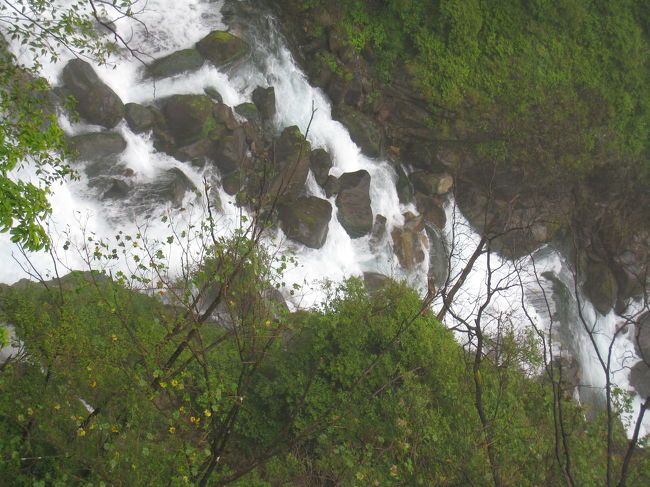 水の勢いがすごいです。。