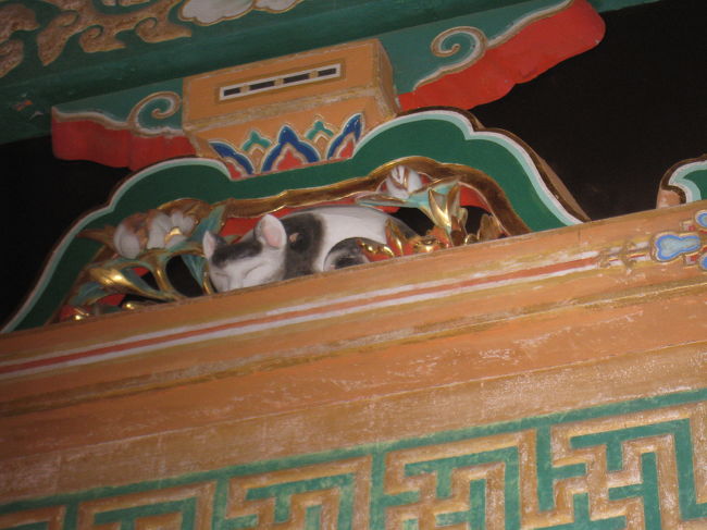 有名な猫。ちなみに裏には鳥がいます。