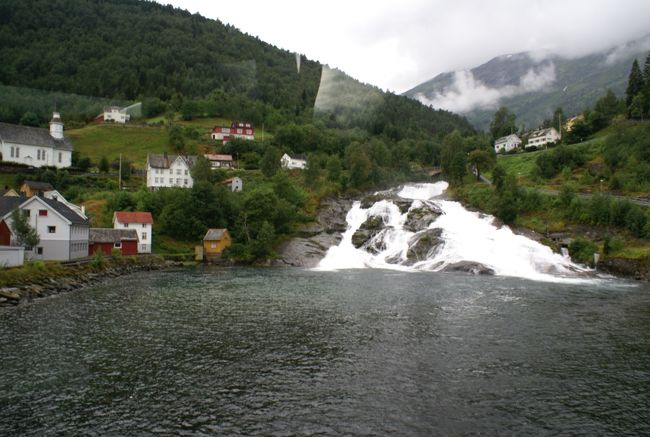 下船したヘルシルトの村を流れるヘルシルト滝。<br />（車窓から）<br /><br />滝と呼ぶには小さいと思うのですが・・・