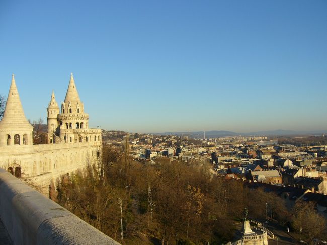 左側に写っているのが、漁夫の砦。<br /><br />かつてここに漁師の組合があったらしいです。