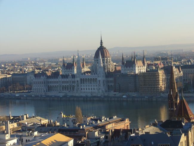 ペスト側にある国会議事堂。
