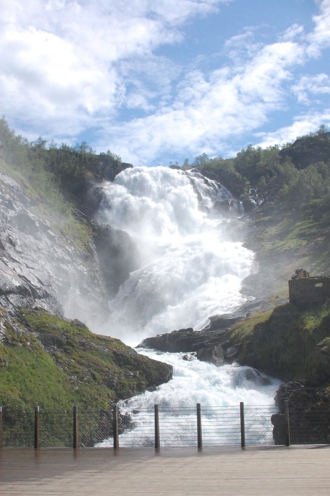 フロム鉄道の途中駅の滝。