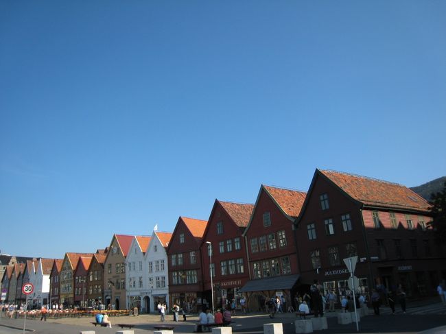 ブリッゲンの建物。小さな木造の建物が、「ウナギの寝床」のように長く伸びています。