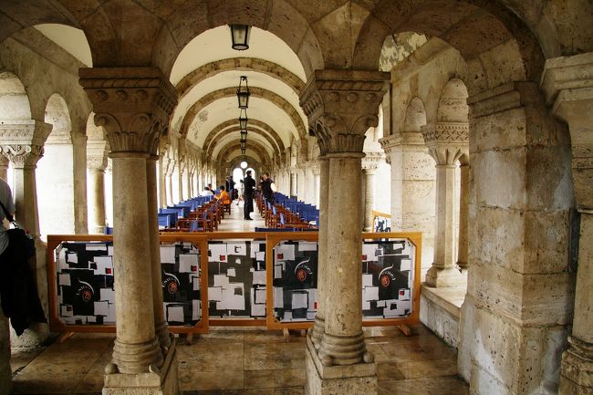 漁夫の砦内のカフェ