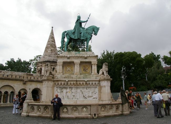 漁夫の砦とイシュトヴァーン王像