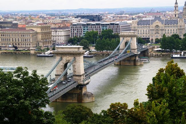 漁夫の砦から見たセーチェニくさり橋<br />夜はライトアップされるとのことですがこの時期（丁度夏至です）は夜９時半頃まではまだ空が明るいので断念しました。