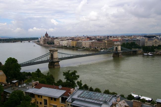 王宮から見たセーチェニくさり橋。<br />