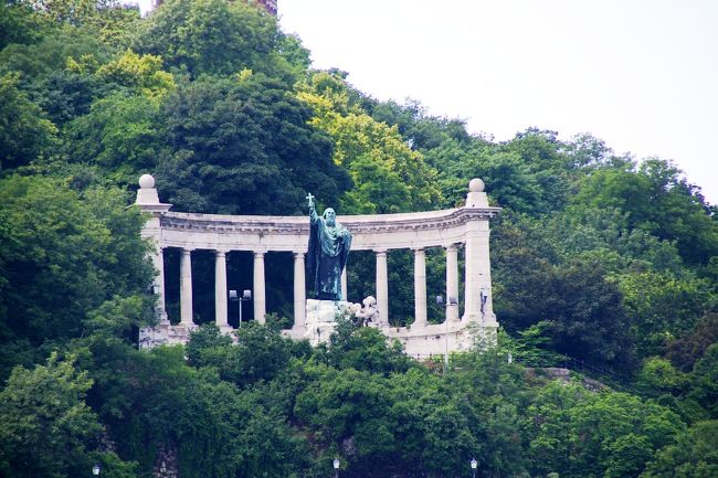 ゲッレールトの丘<br />遊覧船から撮影、丘には行きませんでした。<br />