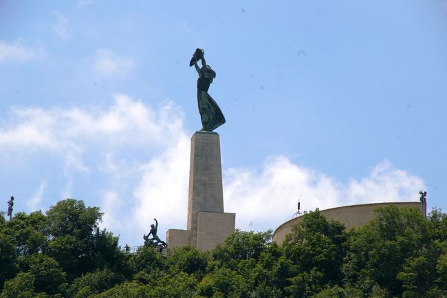 ゲッレールトの丘<br />遊覧船から撮りました。<br />