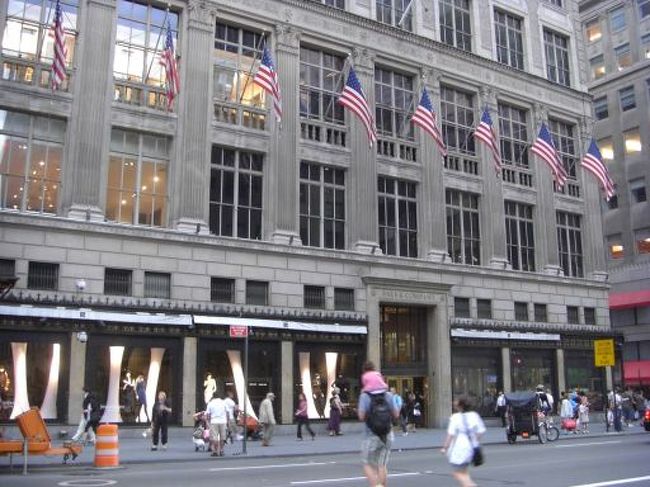 Saks Fith Avenue<br />高級デパート