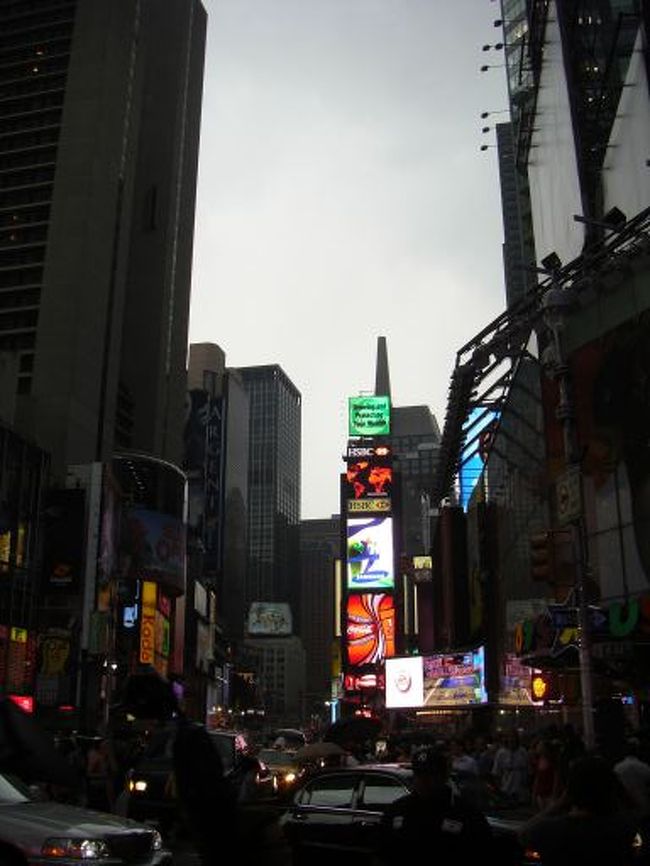 Times Square　<br />10年前と比べてすげーきれいになってる。<br />前はＸＸＸ見たいな風俗関係がいっぱいあったのにそいうのがまったくない。<br />