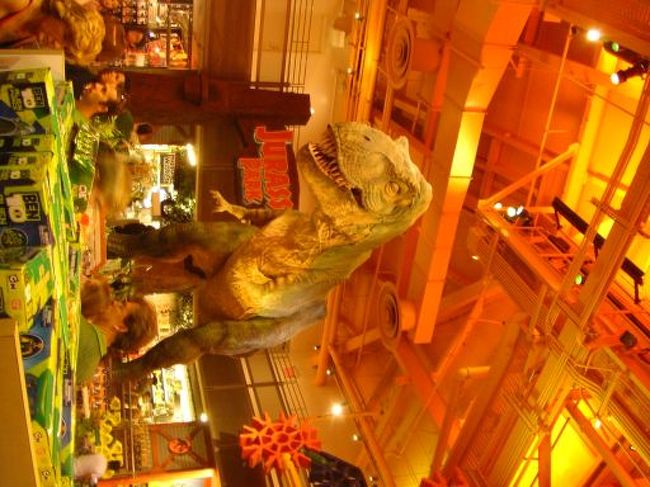 トイザラス<br />建物の中に恐竜はいるわ、観覧車はあるわ。<br />すげー
