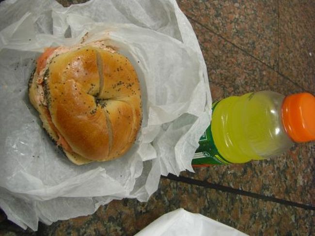 マンハッタンNO.１ベーグルって噂のエッサベーグル。<br />Poppy Seedベーグルにドライトマト・オリーブクリームチーズにサーモン。マジうまかった。