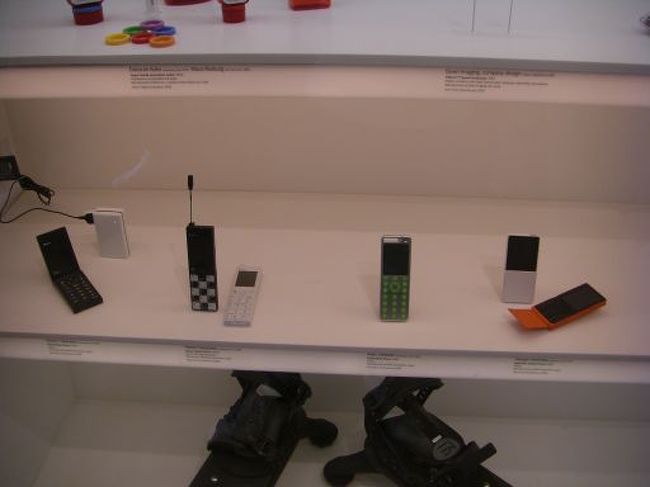 MOMA<br />メトロポリタン現代美術館<br />めっちゃ面白い。<br />変なものばっかで思わずニンマリって感じ。<br />AUのデザイン携帯とか結構日本の電気製品があって、<br />Proud to be Japanese