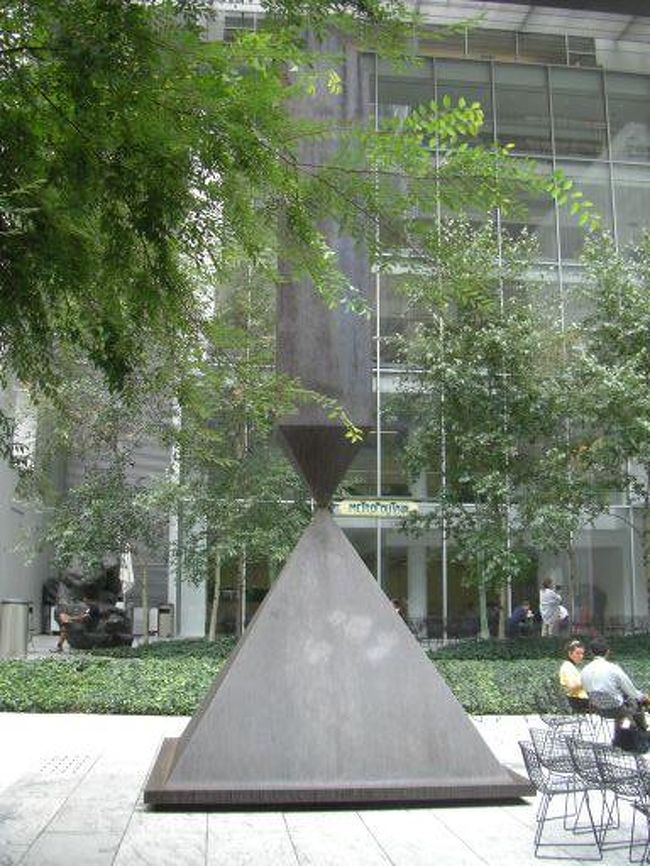 ブローケンアラベスク＝アラベスクは権力とか力の象徴らしい。<br />これをぶっ壊して反対にさしてそれに反抗してるらしい。