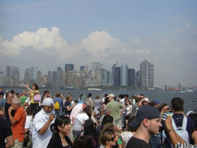 自由の女神への船。<br />Twin Towerがないのはやっぱショックだしもの足りない風景だ。<br />やっぱ悲しいねー