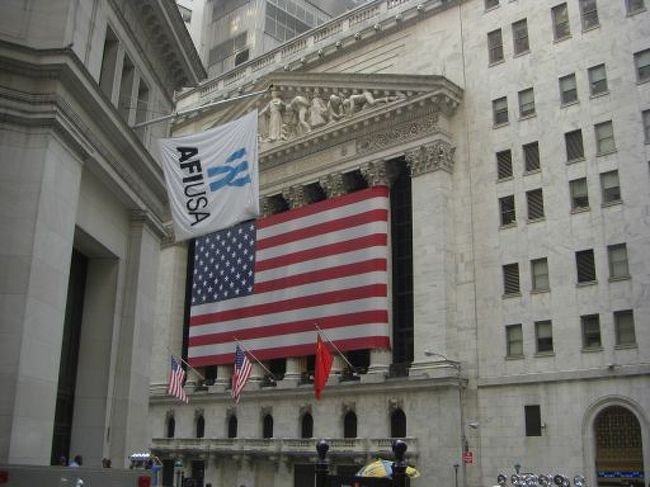 証券取引所<br />マシンガンもった警察とかいてやっぱアメリカのPOICEは武器がちがう。