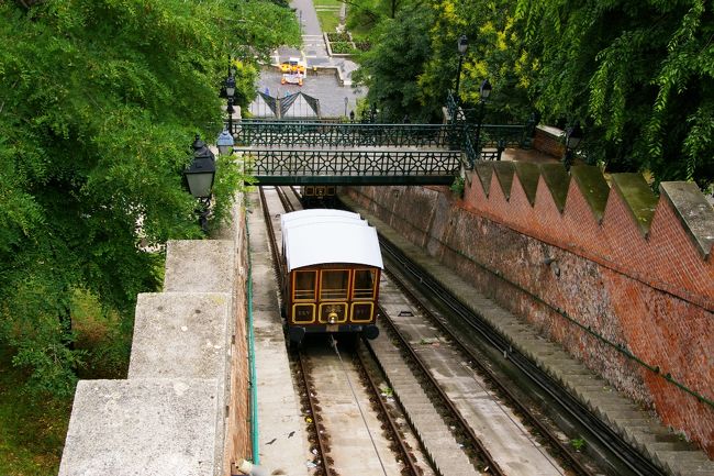 ケーブルカーで登ることができます。