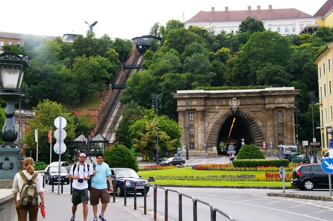 ケーブルカーと王宮の真下を貫く道路トンネル