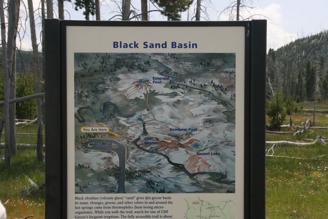 説明版からです【黒い黒曜石(黒曜石)「砂」はこの間欠泉盆地にその名前を与えます。温泉と温泉の周りのオレンジ、グリーン、および他の色は好熱菌(熱を大好きな微生物)から来ます。道を歩いている間、クリフ間欠泉の頻繁な爆発の1つに注意してください。完全にアクセス可能な道は長さおよそ1/4マイルです(0.4km)。】<br />