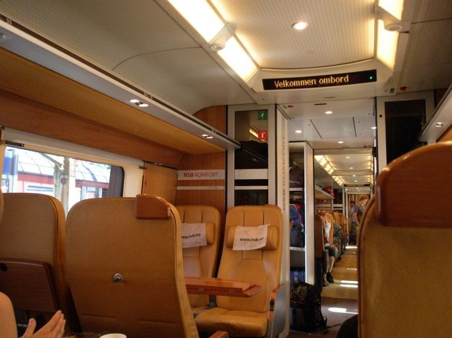 ベルゲン急行のコンフォートクラスです。１等車はないのですが、これが該当するようです。コーヒー等のサービス有り。ベルゲンからオスロは途中にリゾート地があるらしく途中から満員になりました。予約は必要なようです。（７５ＮＯＫ）