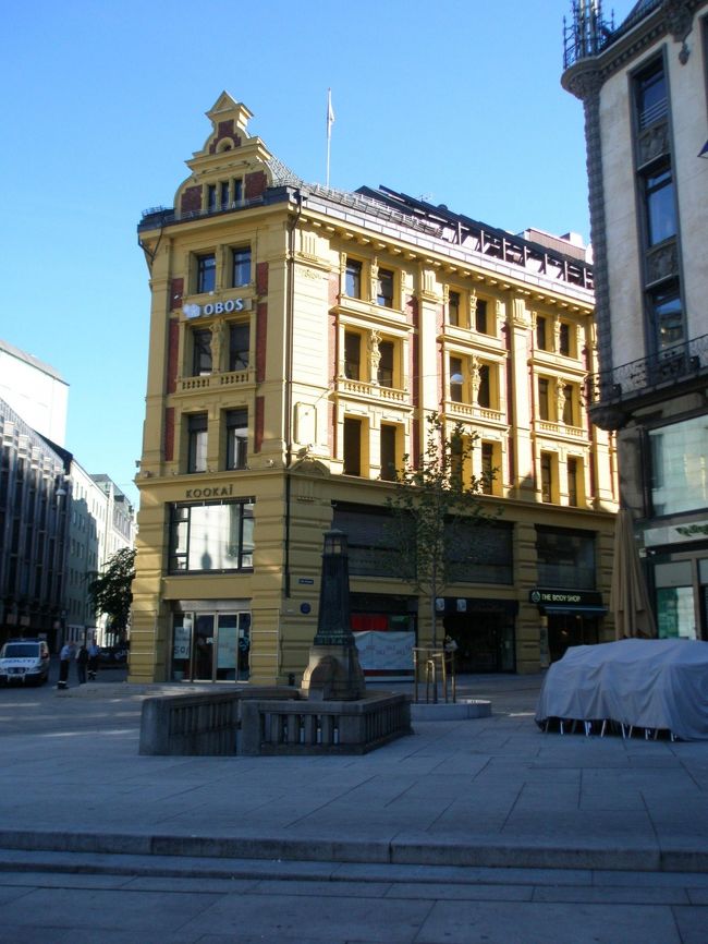 朝カールヨハン通りを歩いていたときに見た建物です。大聖堂を探していたのですが、工事中のため全く分かりませんでした。（後で分かったのですが）<br />