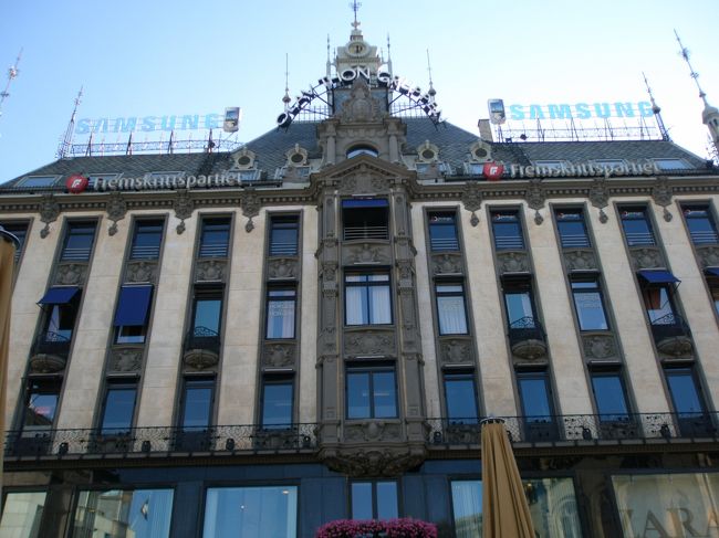 朝カールヨハン通りを歩いていたときに見た建物です。