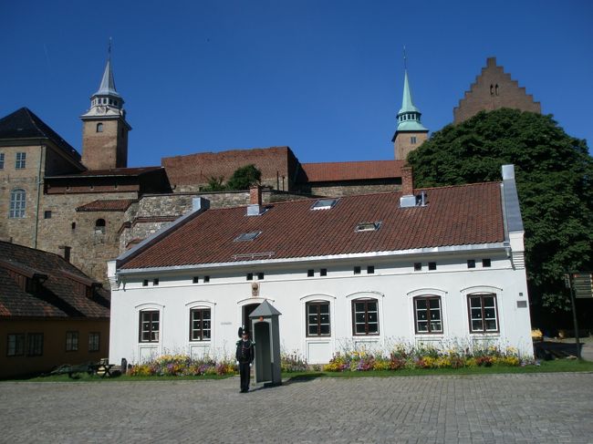 アーケシュフース城　衛兵が数カ所立っていました。<br />拡大すれば何とか見えるか？