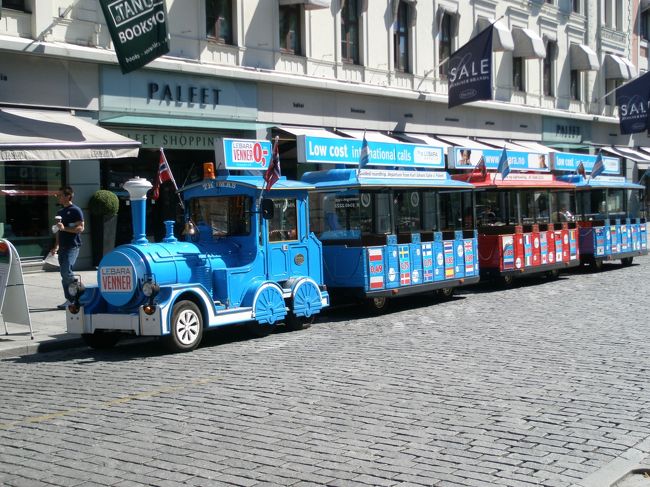 王宮へ行く途中走っていた観光用トラム（？）です。