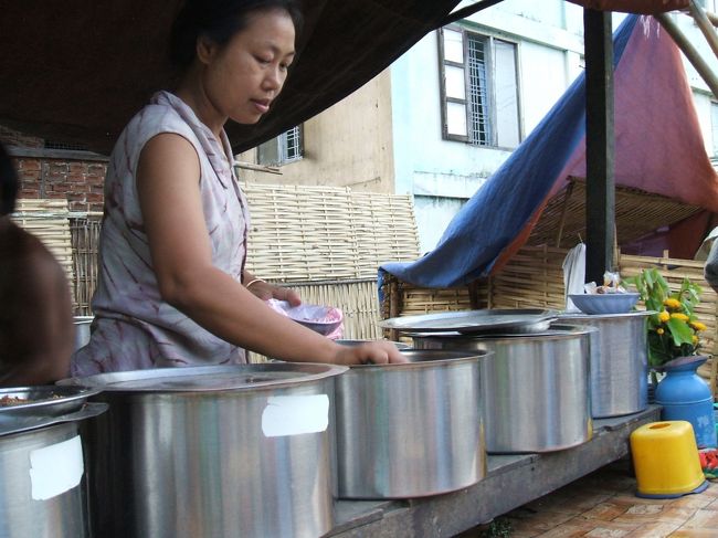 朝はとりあえずホテル近くの屋台でカレー。<br />店頭に並んだ鍋にはいろんな種類があり、魚のカレーをチョイス。
