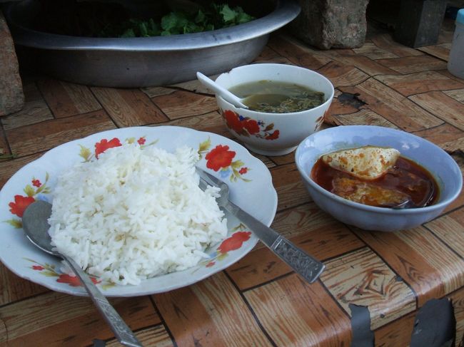 日本のようにご飯とカレーを一緒にせず、別々の皿で出てきます。<br />それと特に注文せずとも、スープや野菜がついてきます。