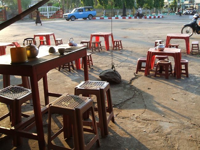 辛いカレーを食べた後は、場所を変えて甘いラペイエを飲んで口直し。<br />店頭にかわいいテーブルを並べていた店がありました。
