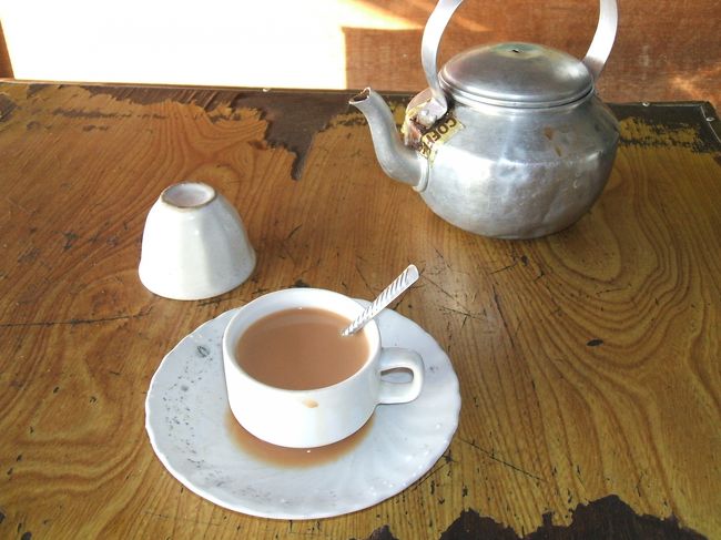 たっぷりと注がれたラペイエ。<br />砂糖もたっぷりと入っているので、甘いのが苦手な人はしんどいかも。<br />やかんに入ったお茶は飲み放題で、地元の人はお茶を飲んでゆっくり時間を過ごしてます。