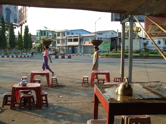 この店は人通りが多い通りに面していたので、道行くミャンマーの人々をウォッチングするのに最適。<br />とは言え観光客がほとんどいないので、こちらも彼らからウォッチングされていましたが。