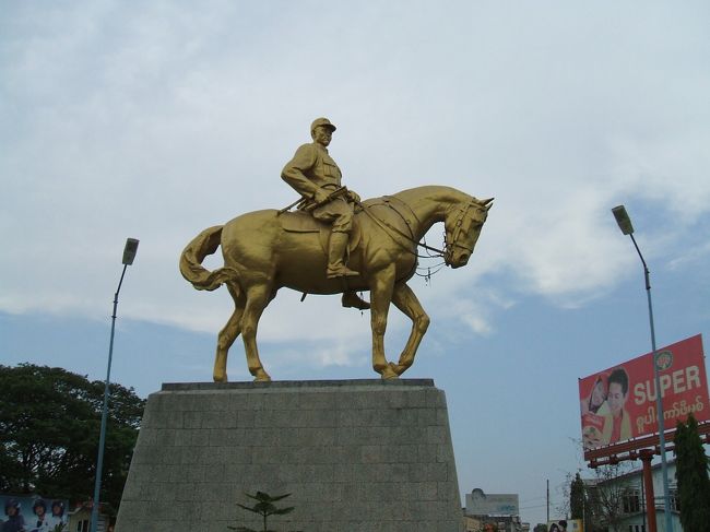 街のシンボルであるアウンサン像。<br />観光客には、街歩きの目印にちょうどいい。