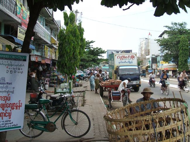 アウンサン像を南北に貫く通りが一番の賑わい。食堂やホテルそのほか店が多い。<br />後の旅行記で紹介する、シュエダウン行きの乗り合いトラックも発着する。