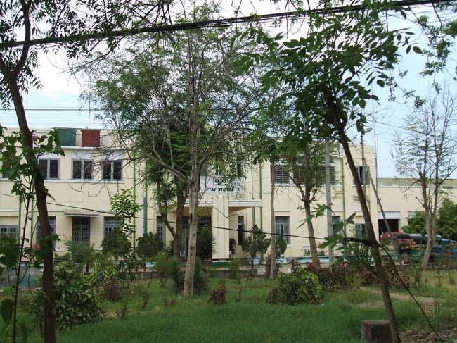 ホテルのそばにあるピー駅。<br />鉄道の本数はあまり多くなさそうでした。<br />バスを利用する人の方が多い。