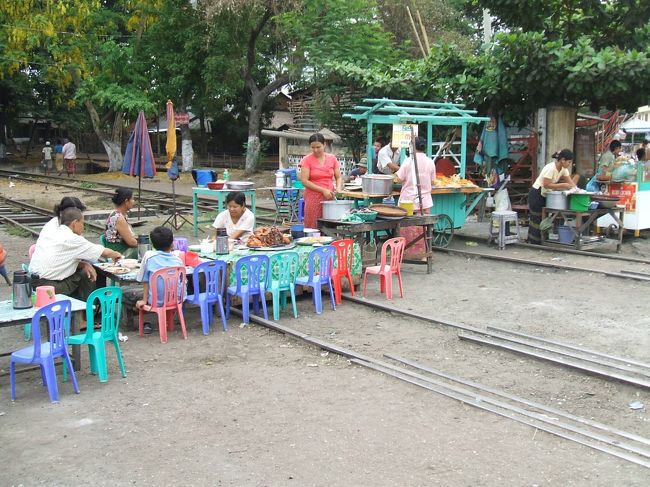 気になったのでフェンスの向こうへ行ってみると、屋台になってました。<br />この様子だと列車は来ないようです。