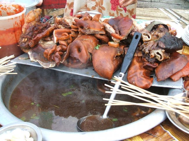 どうやって食べるのか分からないけど、とりあえず注文してみます。<br />目の前にあるブタの鼻がリアルです。