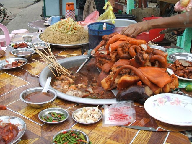 線路のそばで見つけたモツ鍋屋台。<br />珍しいので食べてみる。<br />ほかに焼きそばの様なものもあります。