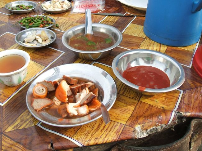 注文してみると、茹で上がったモツをハサミで小さく切って小皿に入れてくれます。<br />それをチリソースにつけて食べるのですが、見かけはすごいがおいしいです。<br />又、モツを茹でていたスープも飲めるようで、ピリ辛でこれもおいしかった。