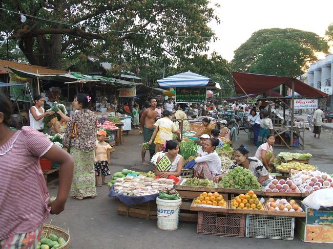 徐々に店が増えてきた。<br />果物をピラミッド状にきれいに並べている。<br />東南アジアでは良く見かけますが、変なところで律儀で面白いですね。<br />