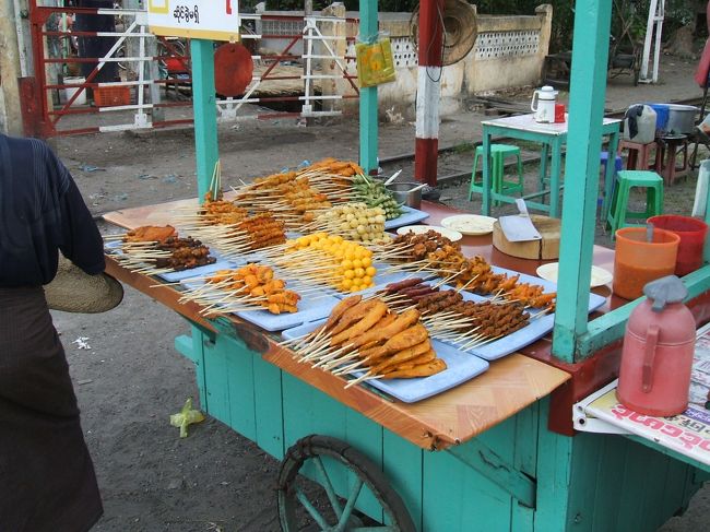串焼きの屋台。<br />ここもきれいに並べてますが、いろんな種類があって目移りする。